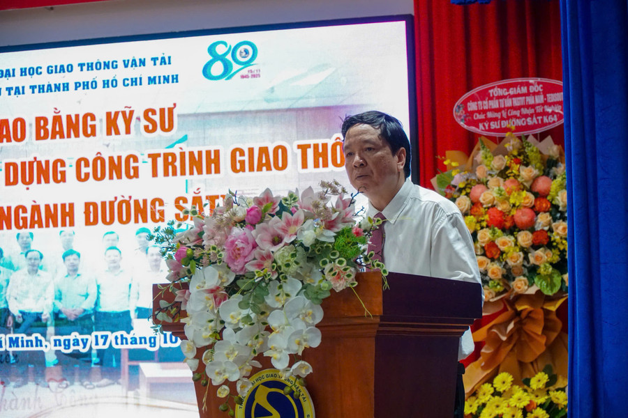 PGS.TS Nguyễn Văn Hùng, Hiệu trưởng Trường Đại học Giao thông vận tải, kiêm Giám đốc Phân hiệu tại TPHCM chúc mừng tân kỹ sư chuyên ngành đường sắt. Ảnh: UTC2 pgsts-nguyenvanhung.jpg