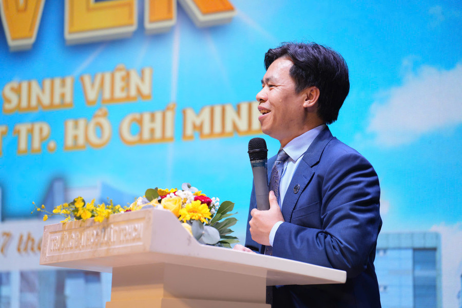 GS.TS. Đỗ Văn Đại – Phó Hiệu trưởng Trường Đại học Luật TPHCM chia sẻ với học sinh. Ảnh: NTCC gs-do-van-dai.jpg