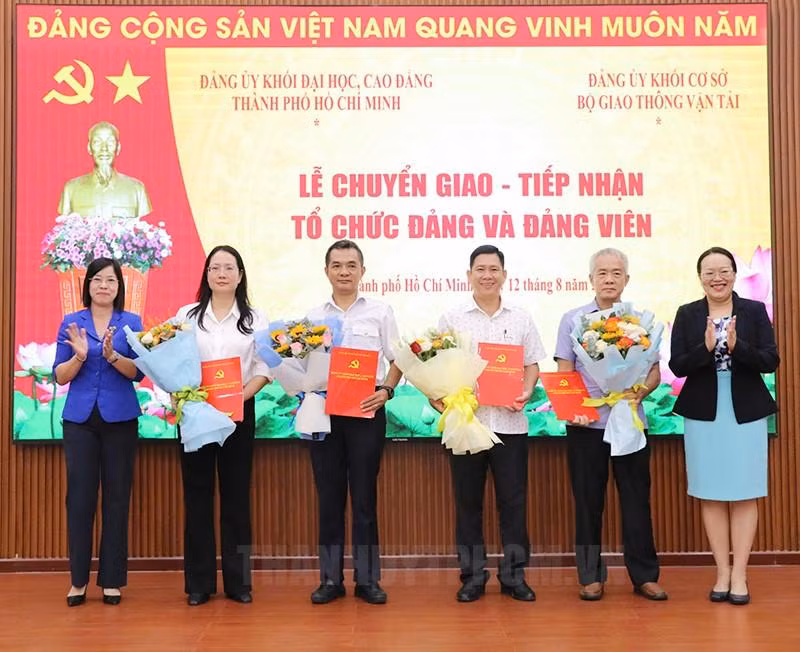 Lễ chuyển giao – tiếp nhận tổ chức đảng và đảng viên. (Ảnh: Thành ủy TPHCM)