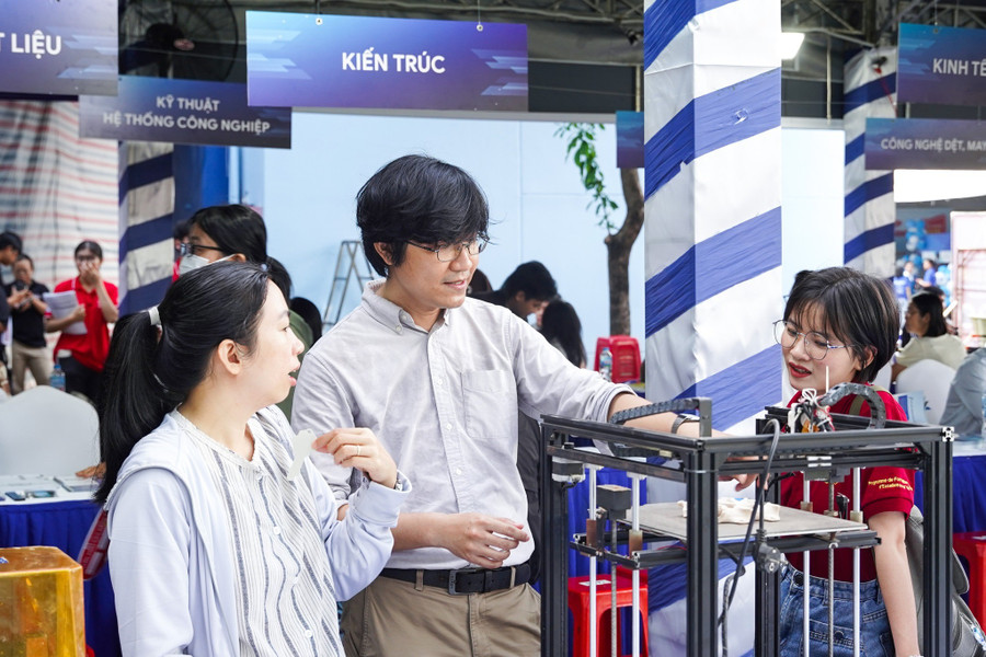 Các trường đại học mang đến nhiều mô hình, thiết bị thực hành đến ngày hội tư vấn xét tuyển. Ảnh: HCMUT bk2.jpg