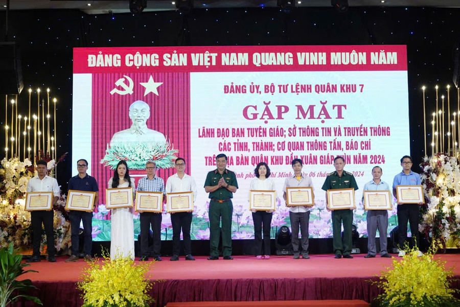 Những nỗ lực của nữ nhà báo đã được ghi nhận bằng nhiều bằng khen, giấy khen từ các bộ, ban, ngành. anh.jpg