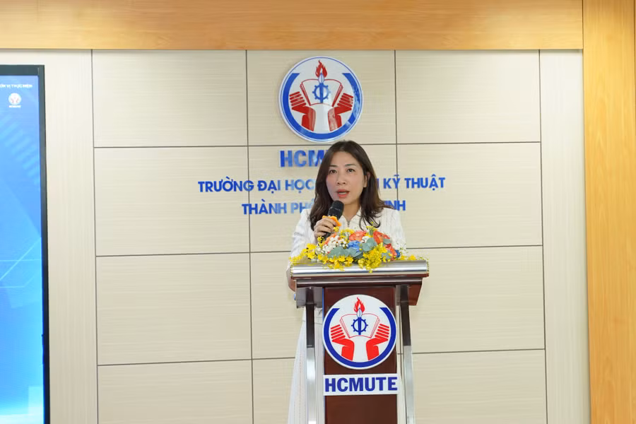 Bà Lê Thị Hằng - Phó Cục trưởng Cục Giáo dục nghề nghiệp và Giáo dục thường xuyên phát biểu tại hội thảo. Ảnh: HCMUTE