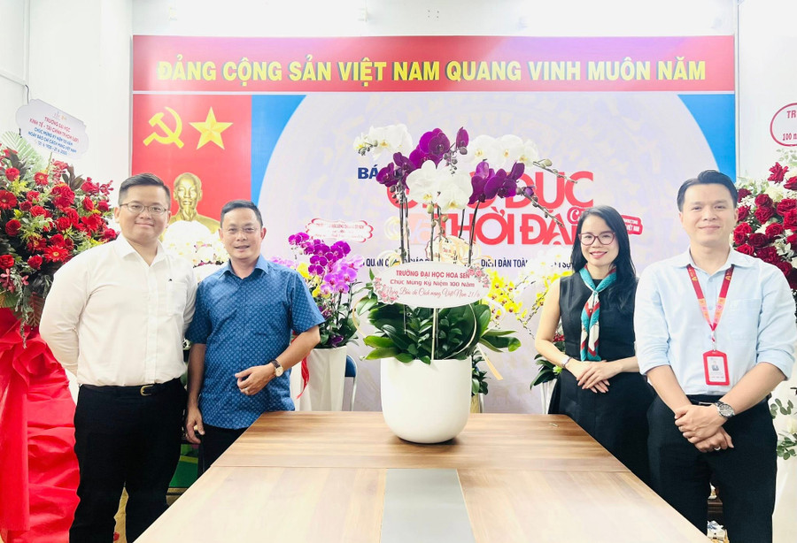 Đại diện Trường Đại học Hoa Sen thăm, chúc mừng đơn vị. dhhs.jpg
