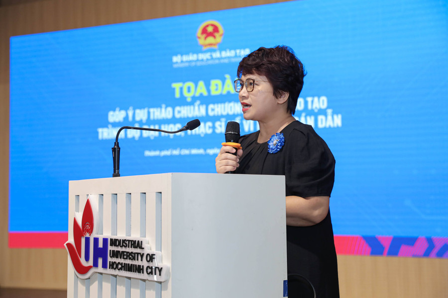 PGS.TS Nguyễn Thu Thủy, Vụ trưởng Vụ Giáo dục Đại học (Bộ GD&ĐT) phát biểu khai mạc tọa đàm. Ảnh: IUH