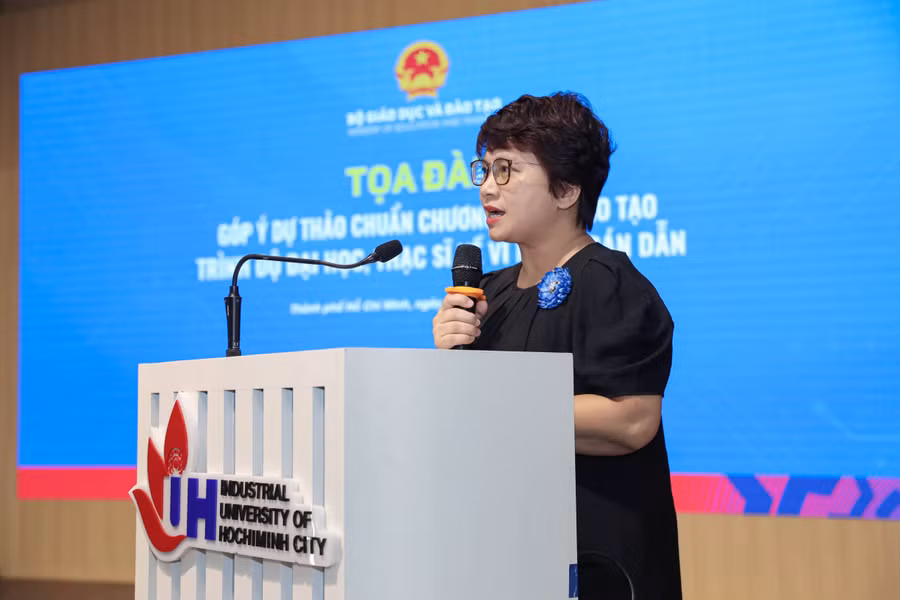 PGS.TS Nguyễn Thu Thủy, Vụ trưởng Vụ Giáo dục Đại học (Bộ GD&ĐT) phát biểu khai mạc tọa đàm. Ảnh: IUH