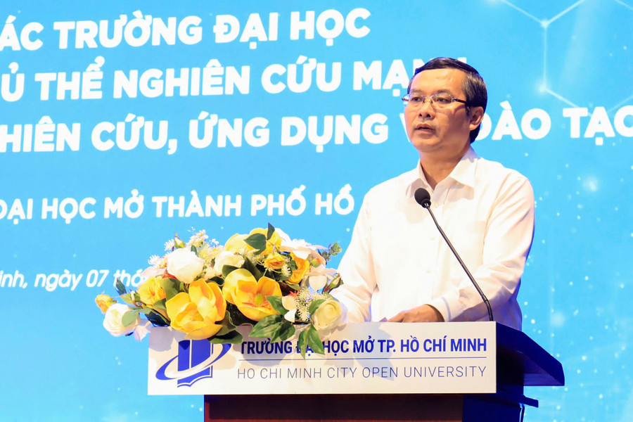 Thứ trưởng Bộ GD&ĐT Nguyễn Văn Phúc dự và chủ trì hội thảo. Ảnh: Mạnh Tùng