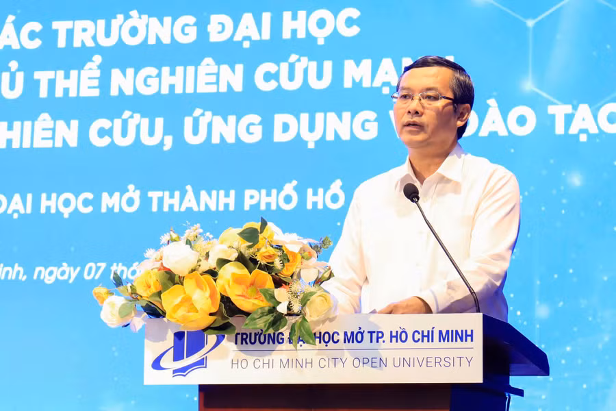 Thứ trưởng Bộ GD&ĐT Nguyễn Văn Phúc dự và chủ trì hội thảo. Ảnh: Mạnh Tùng