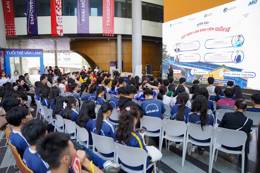 Học sinh THPT trải nghiệm chương trình một ngày làm sinh viên tại Trường Đại học Văn Lang.