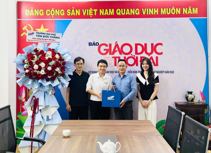 Đại diện Trường Đại học Tôn Đức Thắng thăm, chúc mừng đơn vị. dai-hoc-ton-duc-thang.jpg