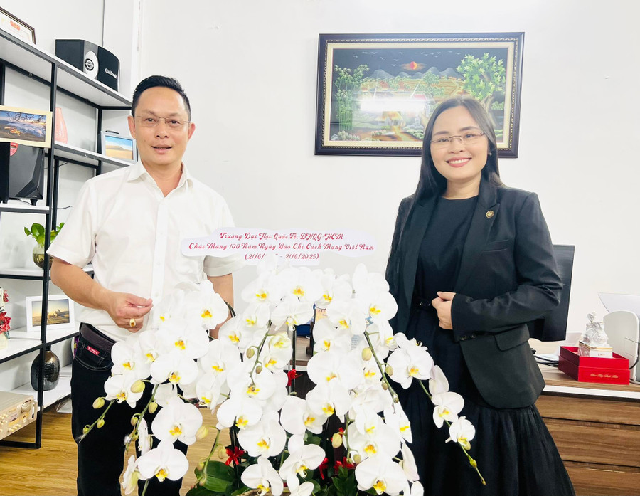 Đại diện Trường Đại học Quốc tế - Đại học Quốc gia TPHCM thăm, chúc mừng đơn vị. dai-hoc-quoc-te.jpg