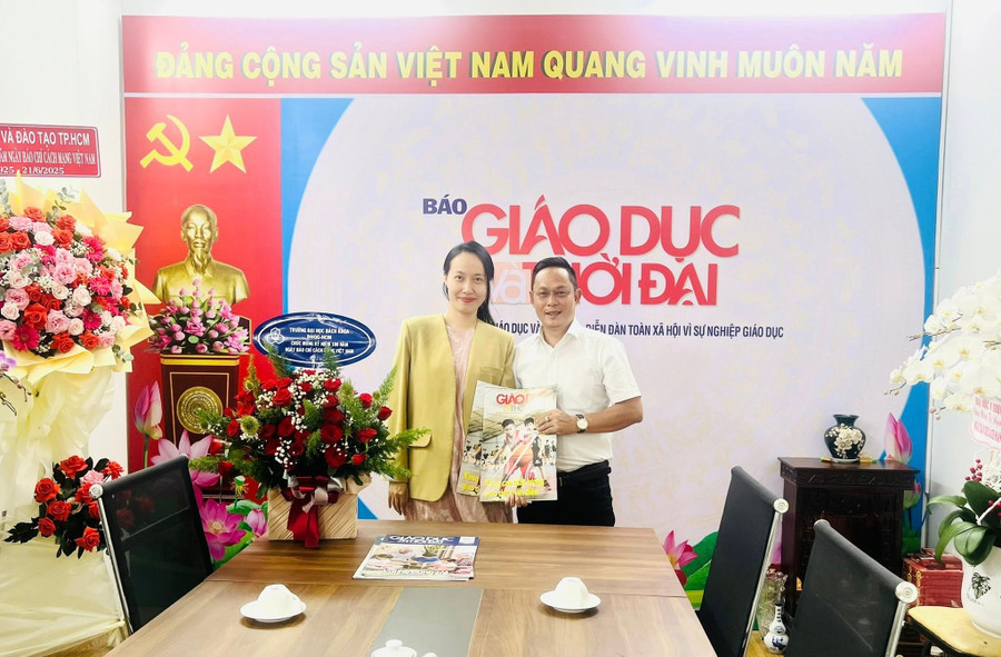 Đại diện Trường Đại học Quản lý và Công nghệ TPHCM thăm, chúc mừng đơn vị. dai-hoc-tmt.jpg