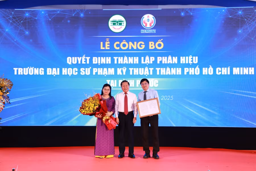 Thứ trưởng Bộ GD&ĐT Lê Tấn Dũng (giữa) trao quyết định thành lập Phân hiệu Trường Đại học Sư phạm Kỹ thuật TPHCM tại Bình Phước cho lãnh đạo nhà trường. Ảnh: HCMUTE 