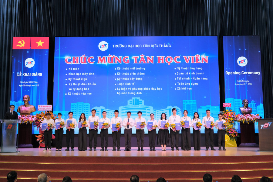TS Võ Hoàng Duy, Phó Hiệu trưởng trao thư chúc mừng cho các tân học viên cao học. hvch.jpg