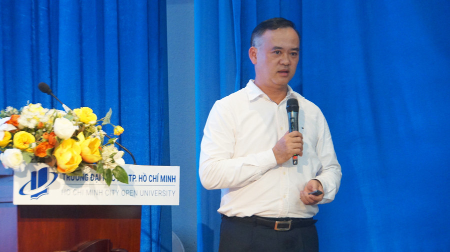 Ông Trần Nam Tú, Phó Cục trưởng Cục Khoa học, Công nghệ và Thông tin (Bộ GD&ĐT) trình bày dự thảo đề án. Ảnh: Mạnh Tùng ong-tran-nam-tu.jpg