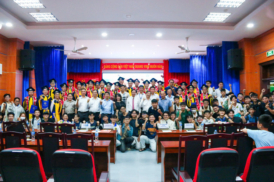 Các tân kỹ sư ngành Kỹ thuật xây dựng công trình giao thông (chuyên ngành Đường sắt) cùng lãnh đạo, giảng viên nhà trường. Ảnh: UTC2 tan-ky-su-2.jpg