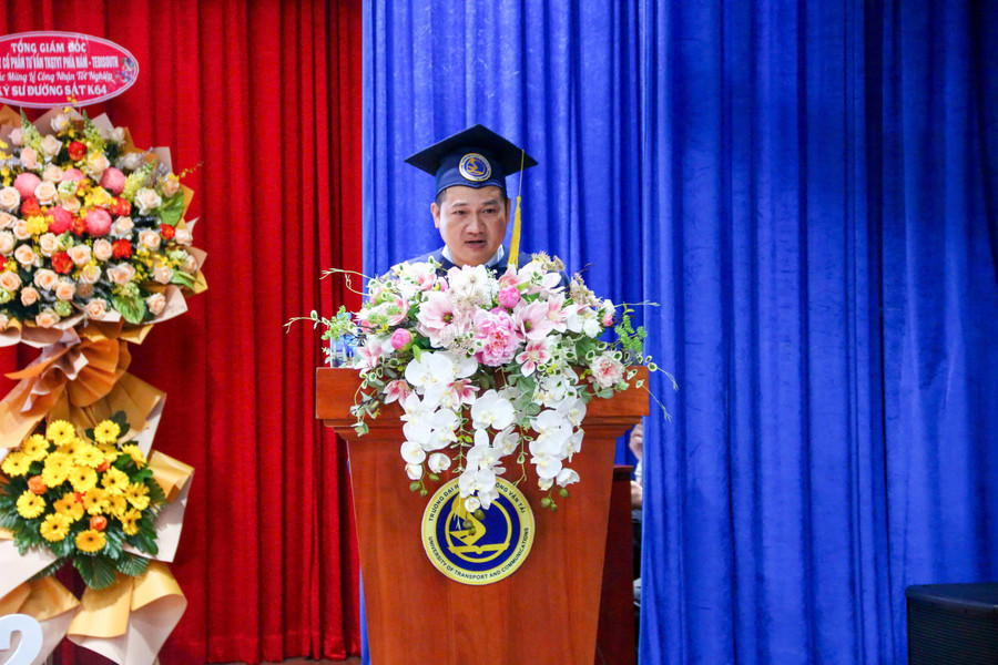 Đại diện các tân kỹ sư gửi lời cảm ơn đến nhà trường. Ảnh: UTC2 tan-ky-su.jpg
