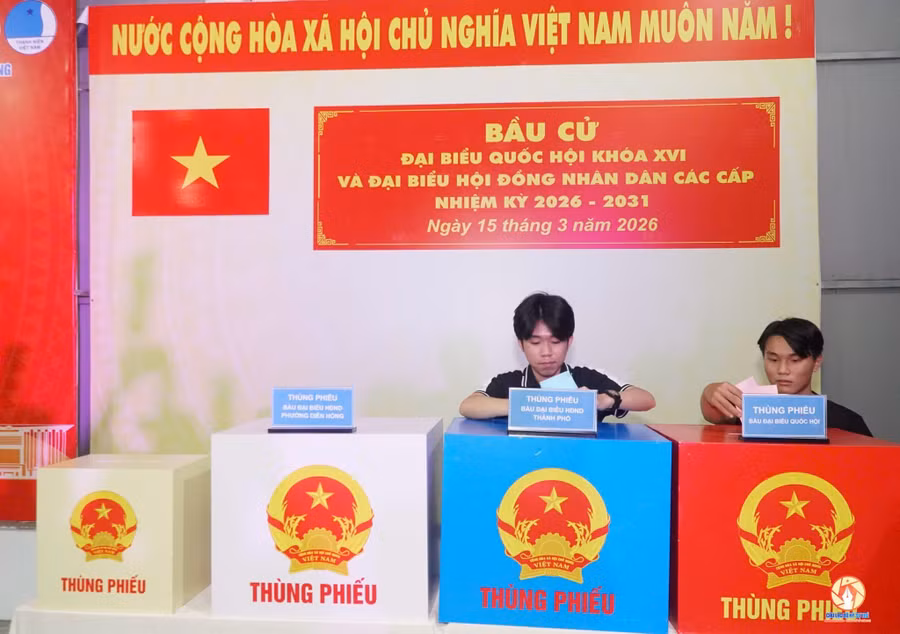 Sinh viên trải nghiệm mô phỏng quy trình bỏ phiếu tại điểm bỏ phiếu số 28 - Ký túc xá Bách khoa, phường Diên Hồng, TPHCM. Ảnh: Trường ĐHBK.