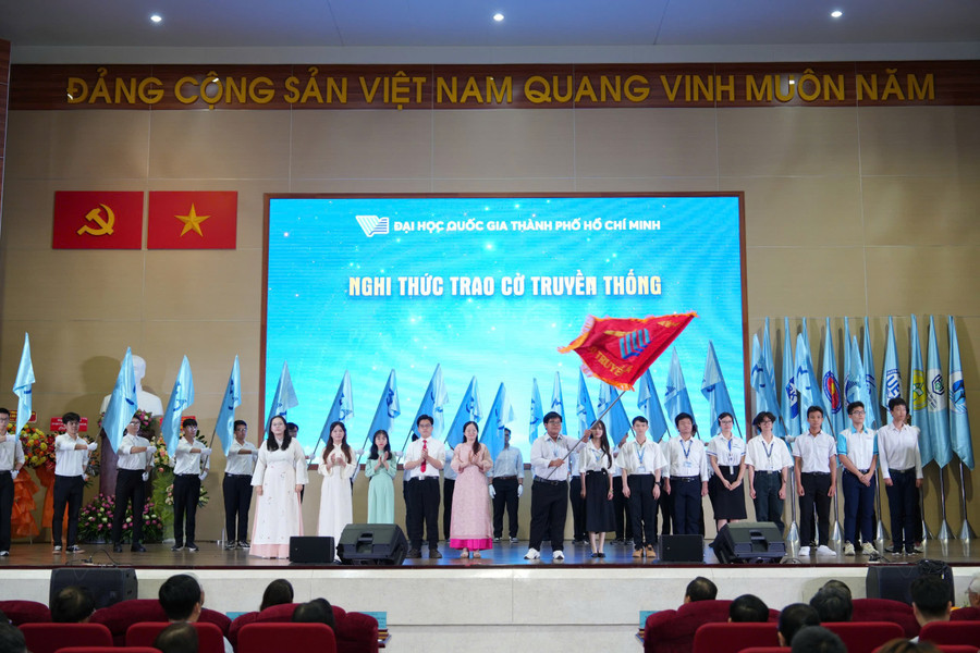 Nghi thức trao cờ truyền thống tại lễ khai khóa. trao-co-2.jpg