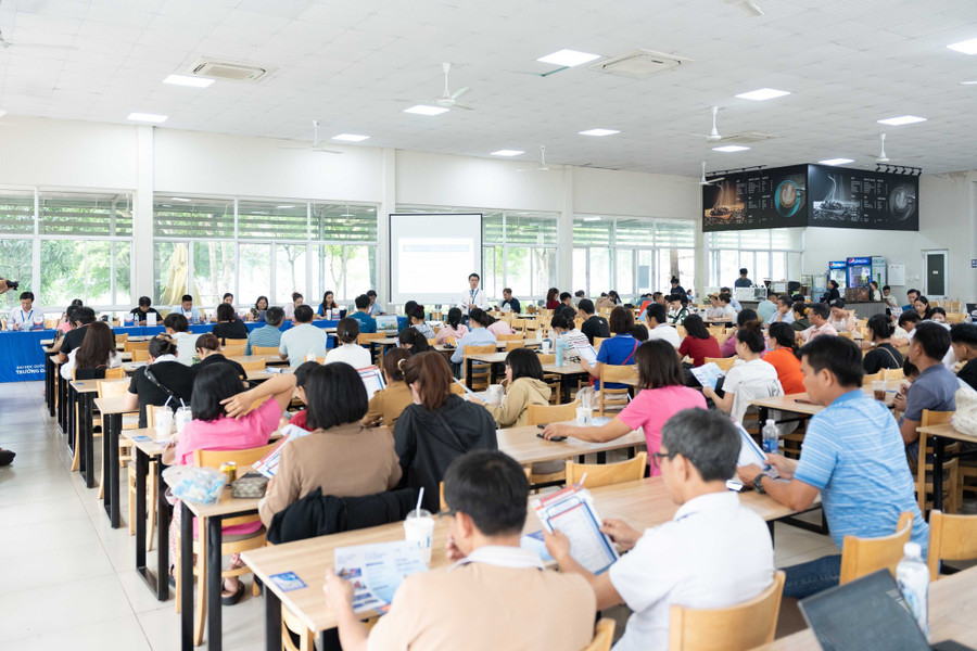 Phụ huynh nghe đại diện UEL tư vấn tuyển sinh, định hướng nghề nghiệp cho học sinh. Ảnh: UEL tu-van-uel.jpg