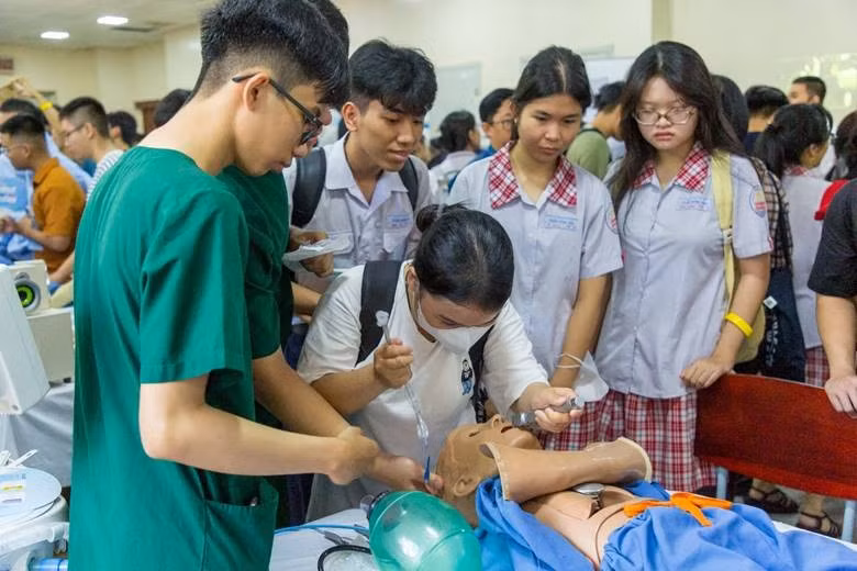 Học sinh trải nghiệm tại Ngày hội Tư vấn Tuyển sinh - Hướng nghiệp do Trường Đại học Y Dược TPHCM tổ chức tháng 4/2025. Ảnh: UMP