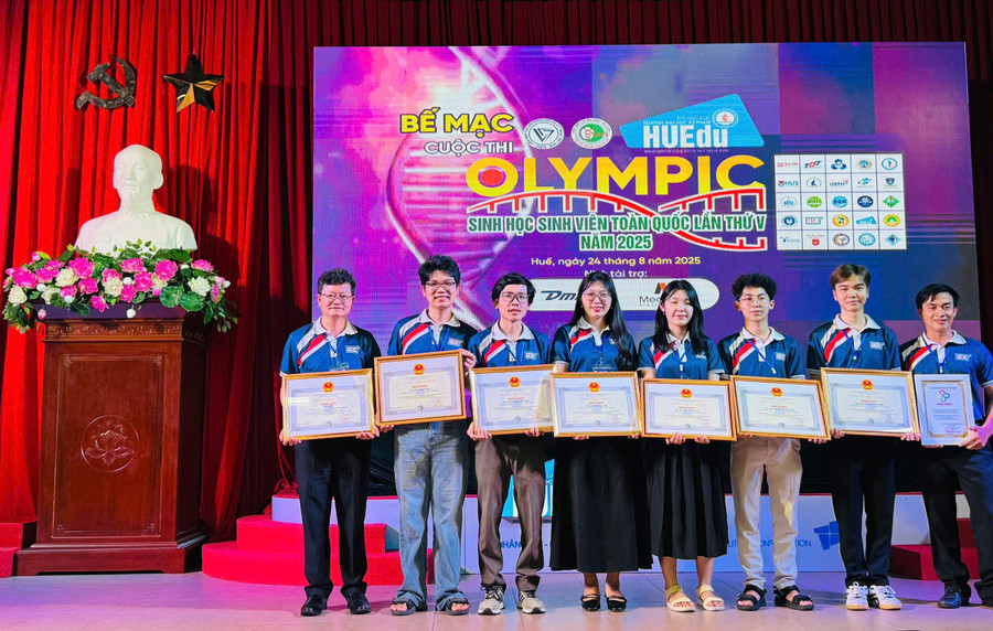 Đội tuyển Trường Đại học Sư phạm TPHCM đạt thành tích cao tại Cuộc thi Olympic Sinh học Sinh viên sinh viên toàn quốc 2025. Ảnh: HCMUE sv.jpg