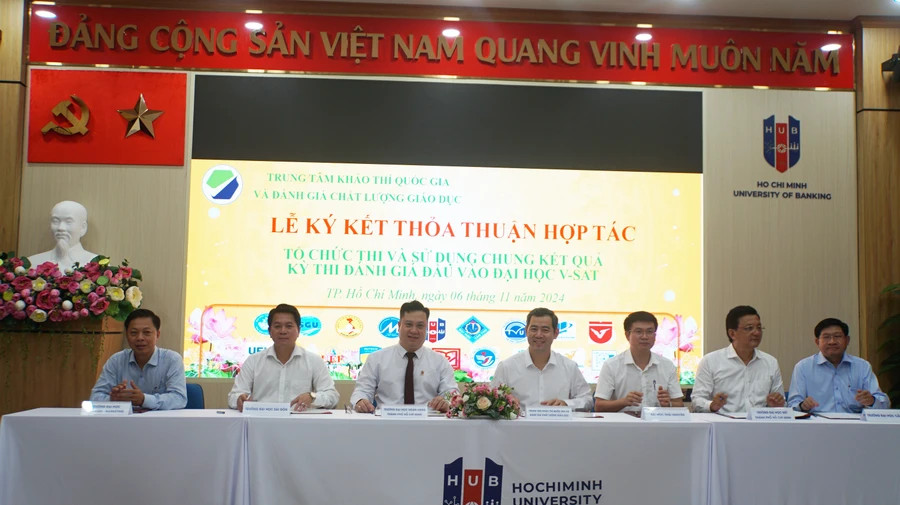 Đại diện các trường đại học tham gia ký kết thỏa thuận. Ảnh: Mạnh Tùng