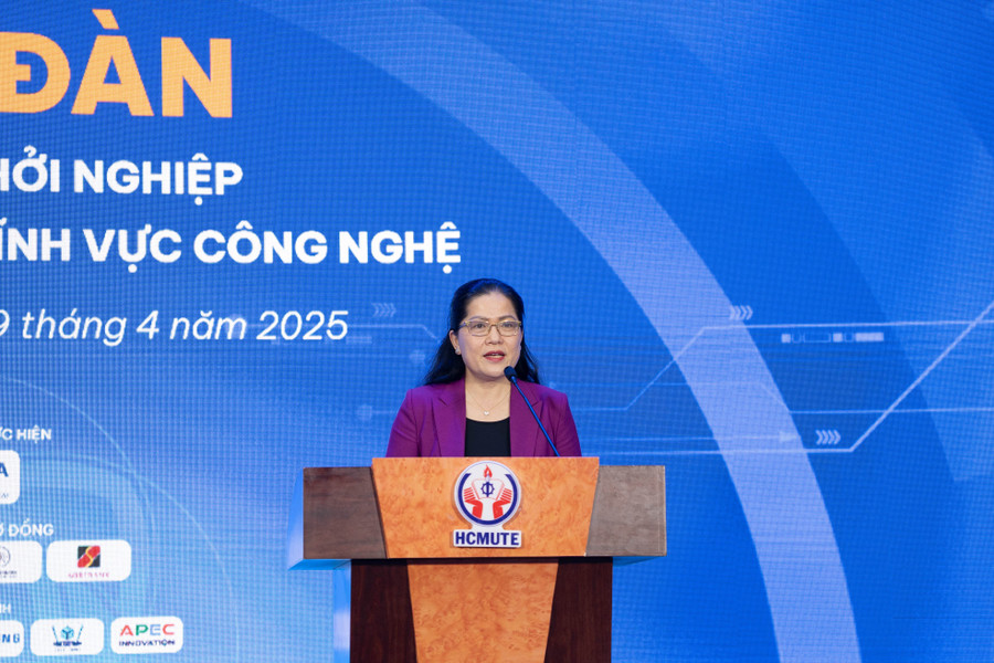 Thứ trưởng Nguyễn Thị Kim Chi chia sẻ câu chuyện về khởi nghiệp với học sinh, sinh viên. Ảnh: HCMUTE