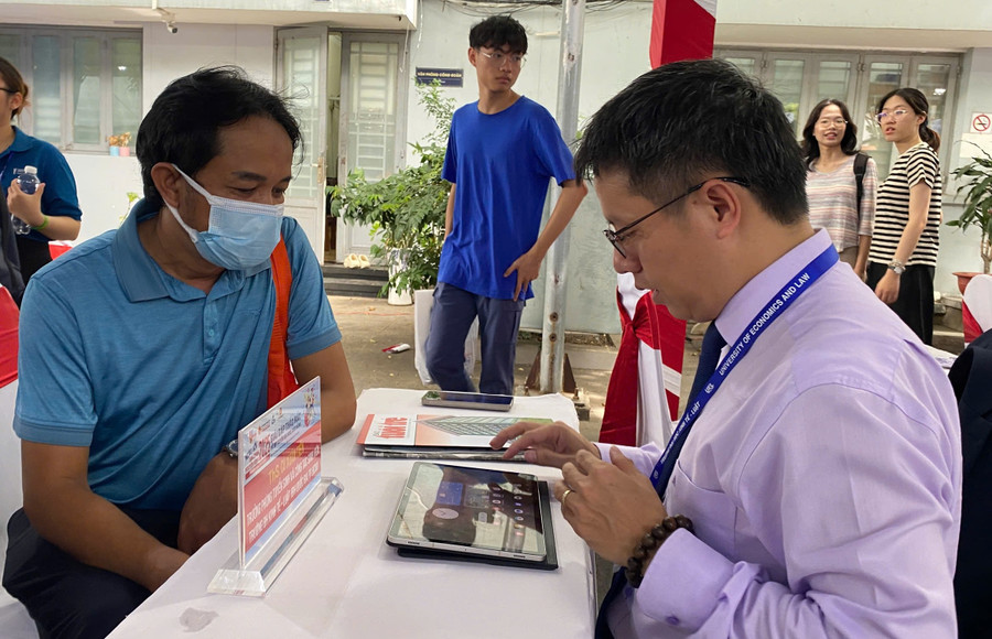 Theo ThS Cù Xuân Tiến, Trưởng phòng Tuyển sinh và Công tác sinh viên Trường Đại học Kinh tế - Luật (Đại học Quốc gia TPHCM) tư vấn cho phụ huynh. Ảnh: Lê Nam Theo ThS Cù Xuân Tiến, Trưởng phòng Tuyển sinh và Công tác sinh viên Trường Đại học Kinh tế - Luật (Đại học Quốc gia TPHCM) tư vấn cho phụ huynh. Ảnh: Lê Nam