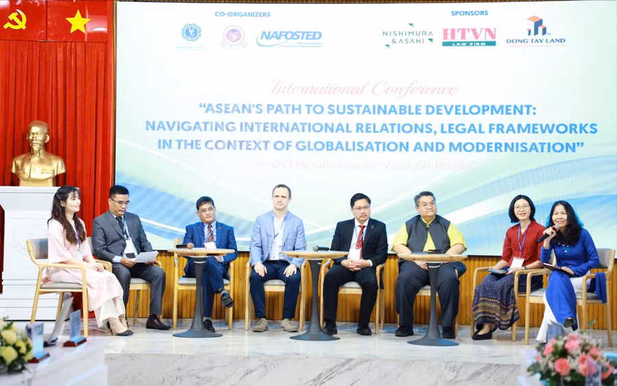 Phiên thảo luận tại hội thảo "Tiến tới Phát triển Bền vững tại các Quốc gia ASEAN: quan hệ quốc tế, thách thức pháp lý trong bối cảnh toàn cầu hóa và hiện đại hóa". Ảnh: HCMULAW. 