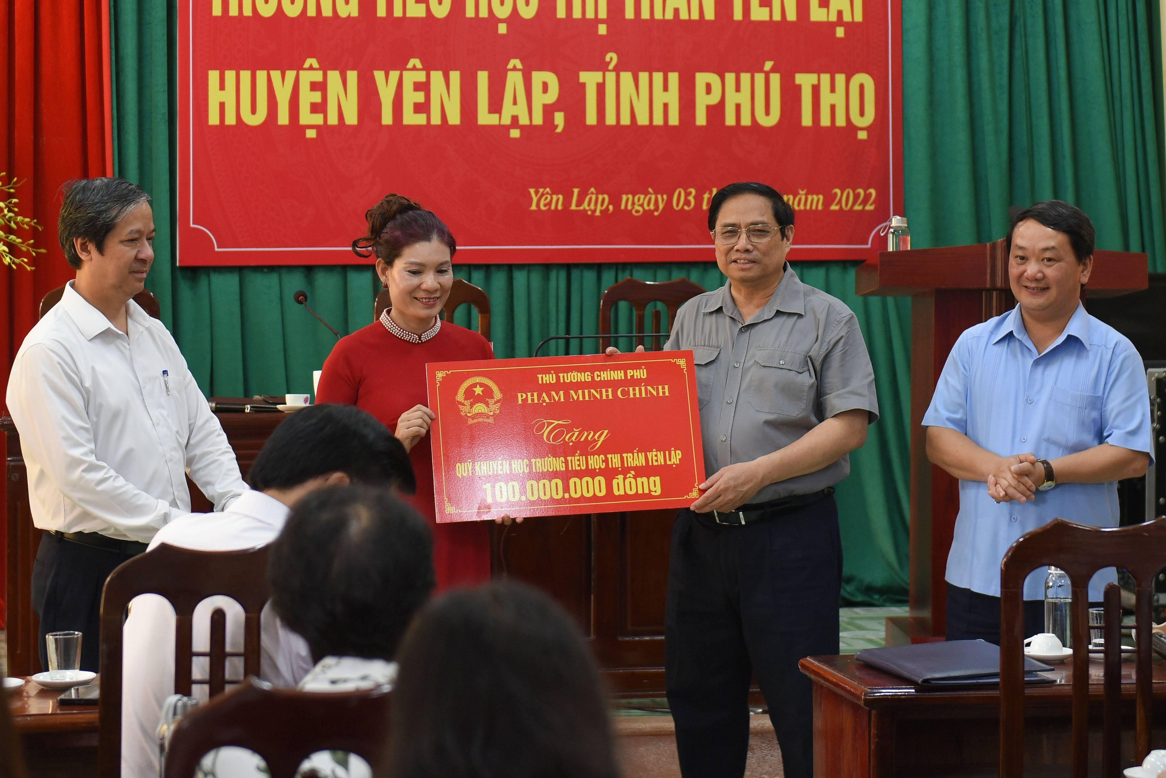 Thủ tướng trao tặng số tiền 100 triệu đồng cho Quỹ khuyến học Trường TH Thị trấn Yên Lập.