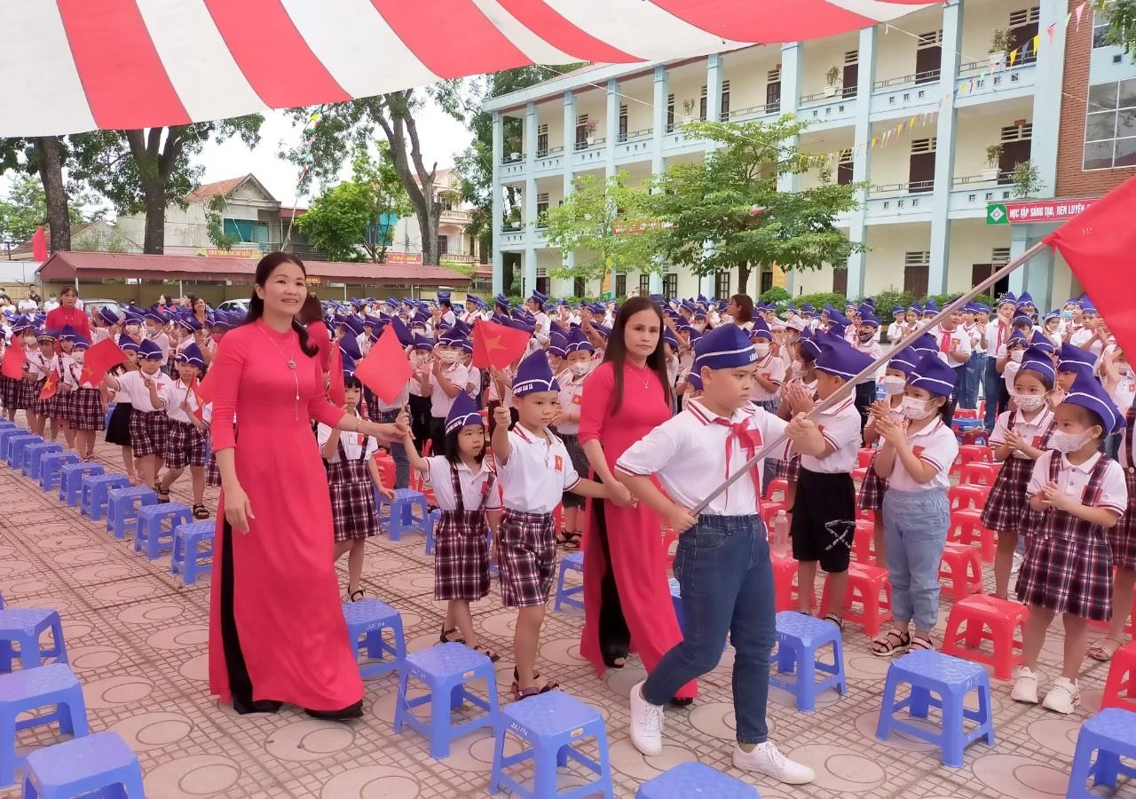 Nhà giáo Đinh Thị Thủy - Hiệu trưởng Trường Tiểu học Cao Xá (huyện Lâm Thao) cùng cô giáo Quách Thanh Huyền đón học sinh lớp 1
