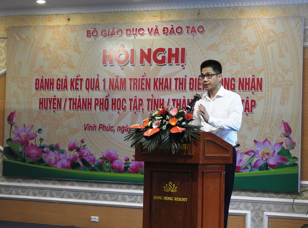 Ông Nguyễn Xuân Thủy – Phó Vụ trưởng Vụ Giáo dục thường xuyên đã báo cáo tóm tắt kết quả tại hội nghị. Ông Nguyễn Xuân Thủy – Phó Vụ trưởng Vụ Giáo dục thường xuyên đã báo cáo tóm tắt kết quả tại hội nghị.