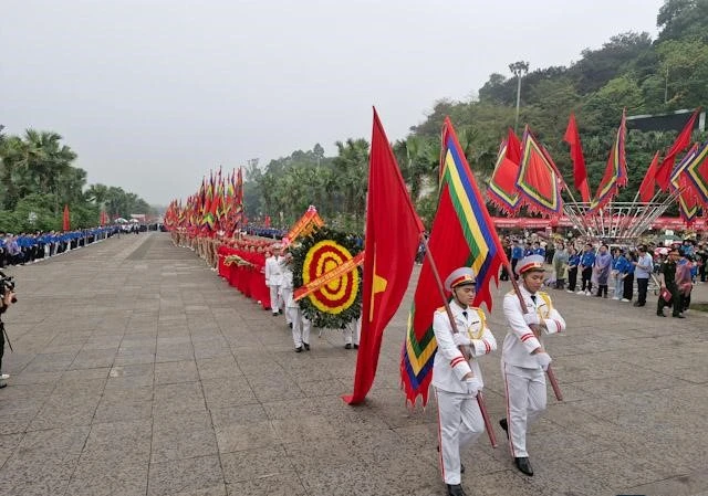 Lễ dâng hương tưởng niệm các Vua Hùng trang nghiêm, thành kính.