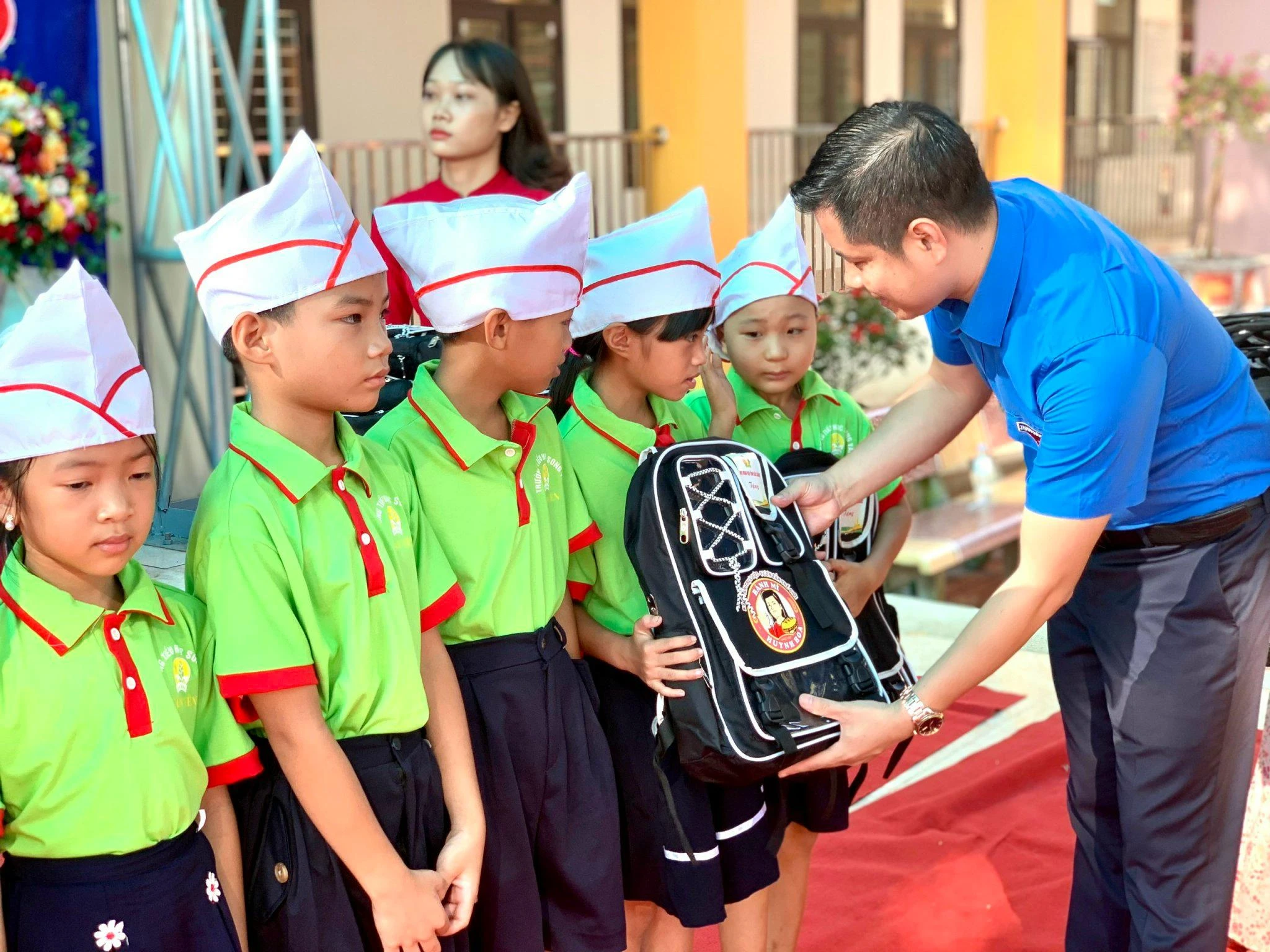 Lãnh đạo Tỉnh đoàn Bắc Giang tặng quà cho học sinh nhân ngày khai giảng năm học mới.