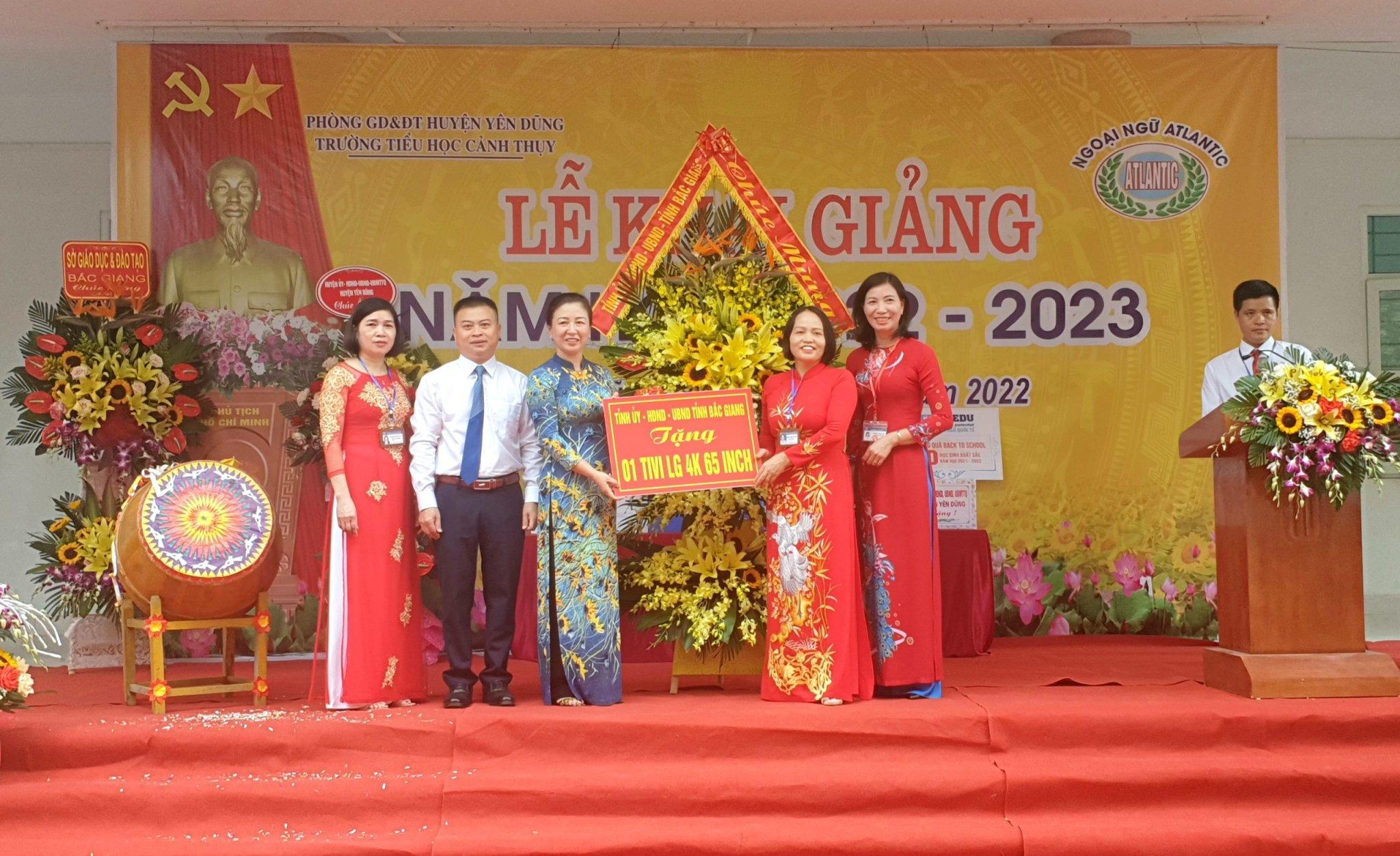 Bà Lê Thị Thu Hồng – Phó Bí thư Thường trực Tỉnh ủy, Chủ tịch HĐND tỉnh Bắc Giang dự, tặng quà và tặng hoa chúc mừng trường TH Cảnh Thụy. Bà Lê Thị Thu Hồng – Phó Bí thư Thường trực Tỉnh ủy, Chủ tịch HĐND tỉnh Bắc Giang dự, tặng quà và tặng hoa chúc mừng trường TH Cảnh Thụy.