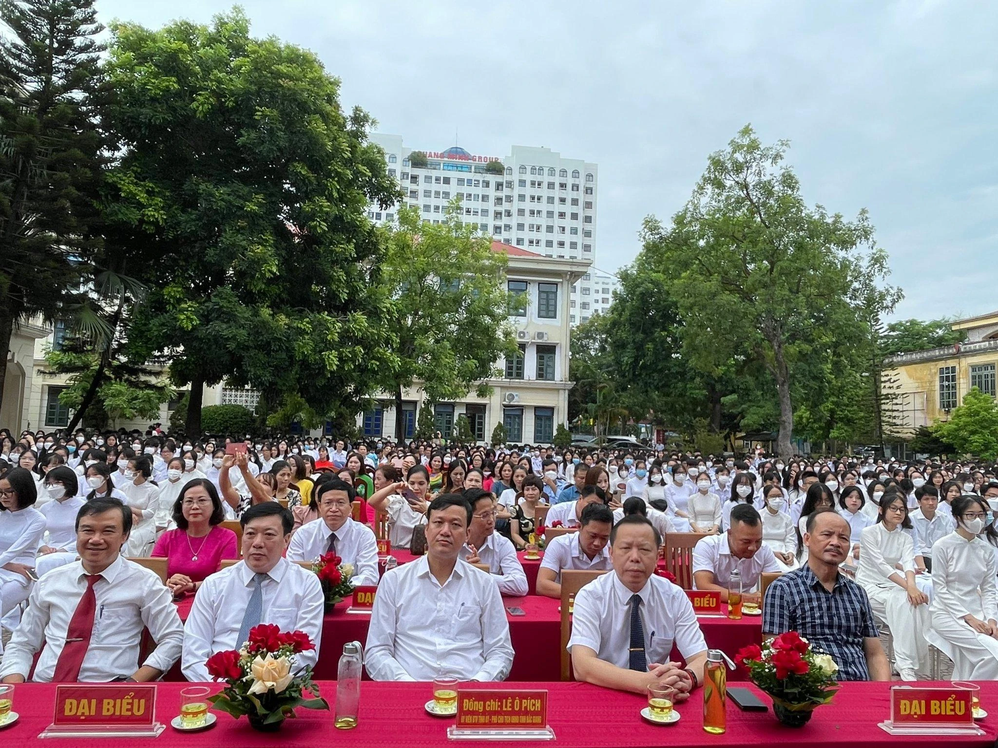 Đại biểu dự và chung vui ngày khai giảng với thầy trò trường THPT Chuyên Bắc Giang.