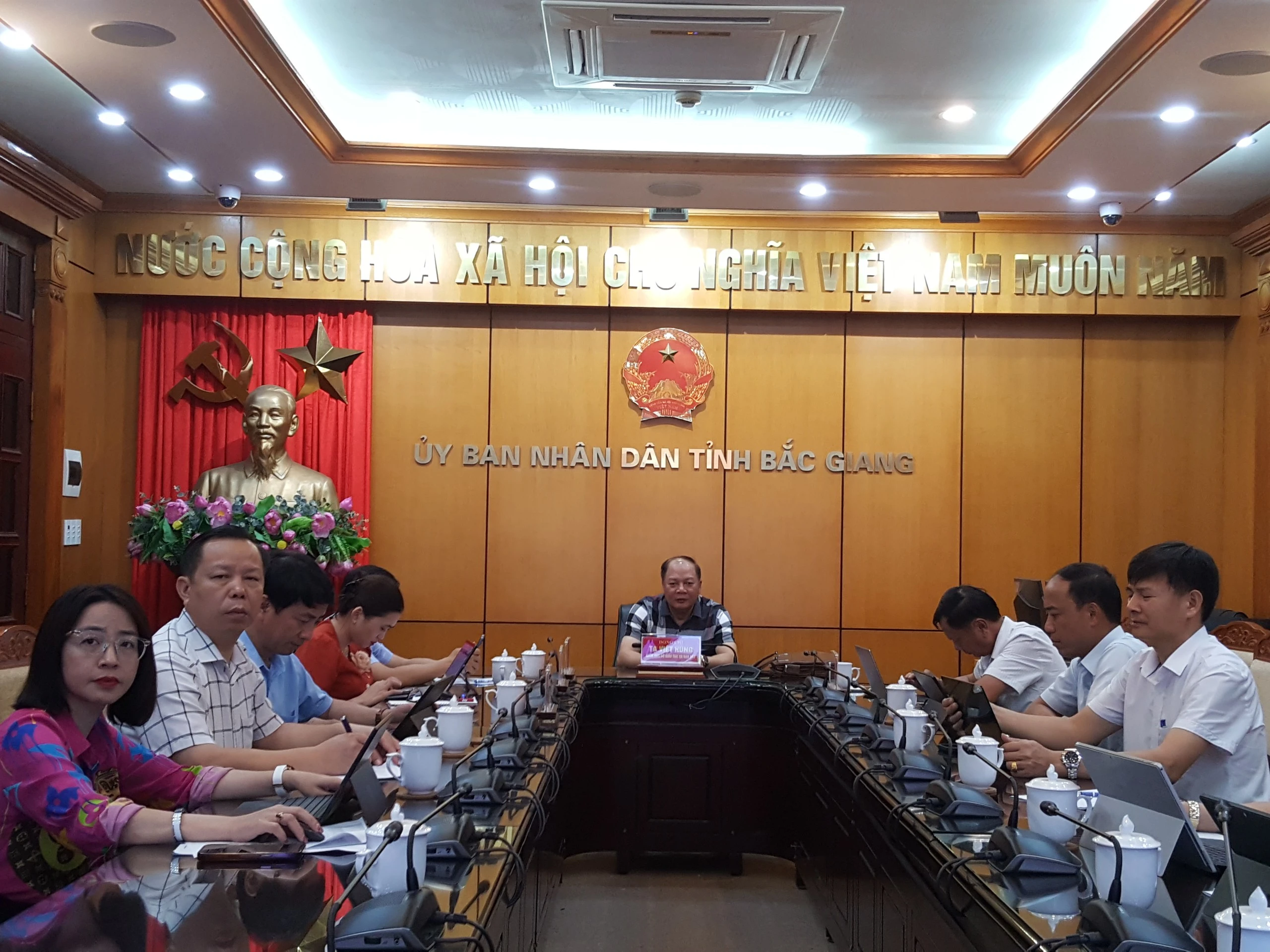 Giám đốc Sở GD&ĐT Bắc Giang tại điểm cầu UBND tỉnh. Giám đốc Sở GD&ĐT Bắc Giang tại điểm cầu UBND tỉnh.