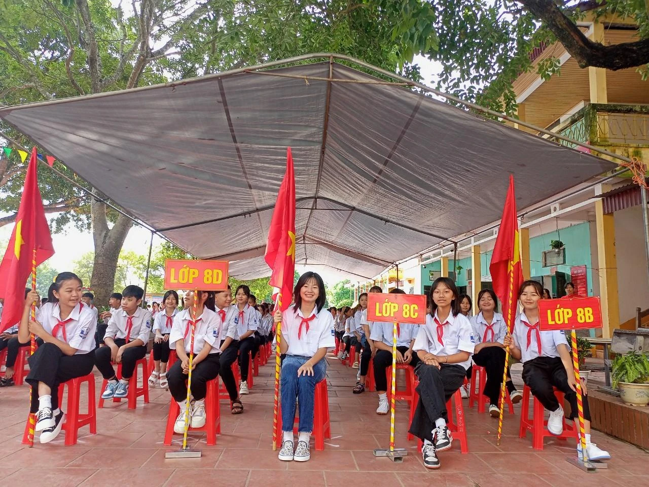 Học sinh trường THCS Lam Cốt (huyện Tân Yên) đến sớm dự khai giảng năm học mới.