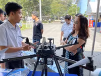 Máy bay không người lái do giảng viên, sinh viên Trường Đại học Bách khoa (Đại học Quốc gia TPHCM) nghiên cứu triển lãm tại một hội nghị khoa học. Ảnh: Hà An