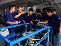 Sinh viên Trường Đại học Bách khoa, Đại học Quốc gia TPHCM thực hành tại xưởng ô tô. Ảnh: Quỳnh Danh