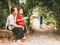 Niềm vui được gần gũi cháu chắt đi cùng không ít trách nhiệm đối với người cao tuổi trong những tháng hè. Ảnh minh họa: INT.