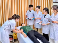 Sinh viên Trường Cao đẳng Dược Hà Nội trong giờ thực hành.