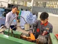 Học sinh Trường Trung cấp nghề Giao thông công chính Hà Nội thực hành nghề. Ảnh: NTCC