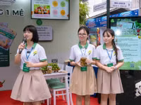 Nhóm học sinh thuyết trình về dự án “Fresh Taste” tại cuộc thi. Ảnh: Đình Tuệ