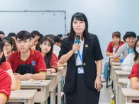TS Cù Ngọc Phương và sinh viên Trường Đại học Nguyễn Tất Thành. Ảnh: NVCC