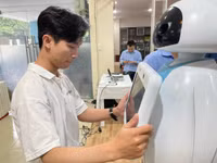 Robot lễ tân do PGS.TS Đặng Xuân Ba và cộng sự nghiên cứu được vận hành bên lề một hội thảo để lấy ý kiến góp ý từ các chuyên gia. Ảnh: Hà An