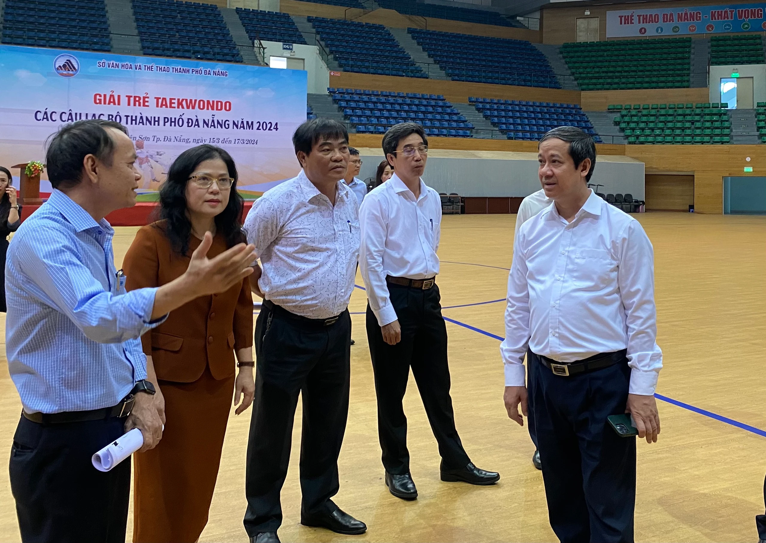 Bộ trưởng Nguyễn Kim Sơn và Thứ trưởng Nguyễn Thị Kim Chi nghe các đơn vị trình bày về phương án tổ chức Đại hội Thể thao học sinh Đông Nam Á.