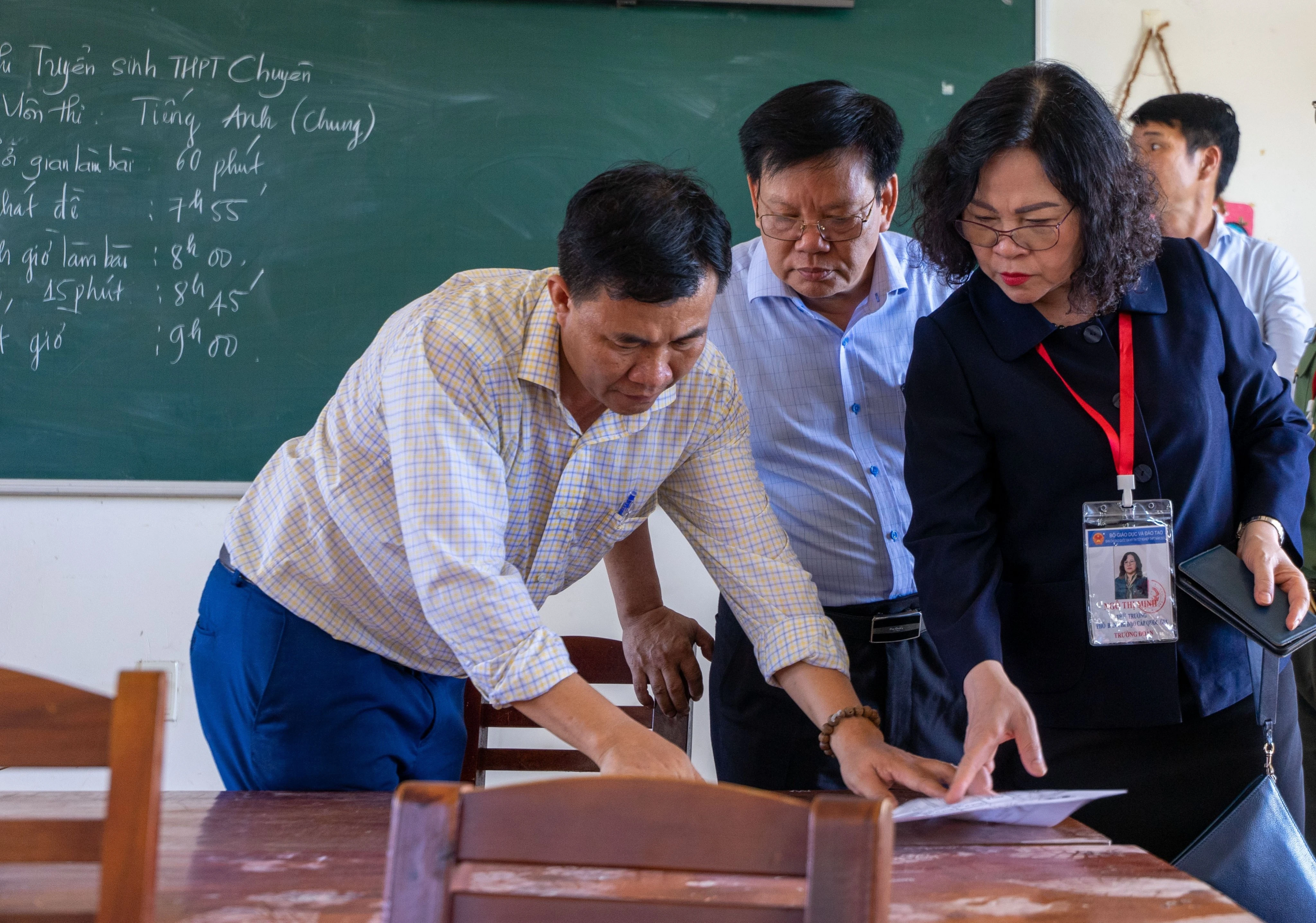 Thứ trưởng Ngô Thị Minh kiểm tra danh sách phòng thi tại điểm thi Trường THPT chuyên Nguyễn Bỉnh Khiêm. Ảnh: Hoàng Vinh.