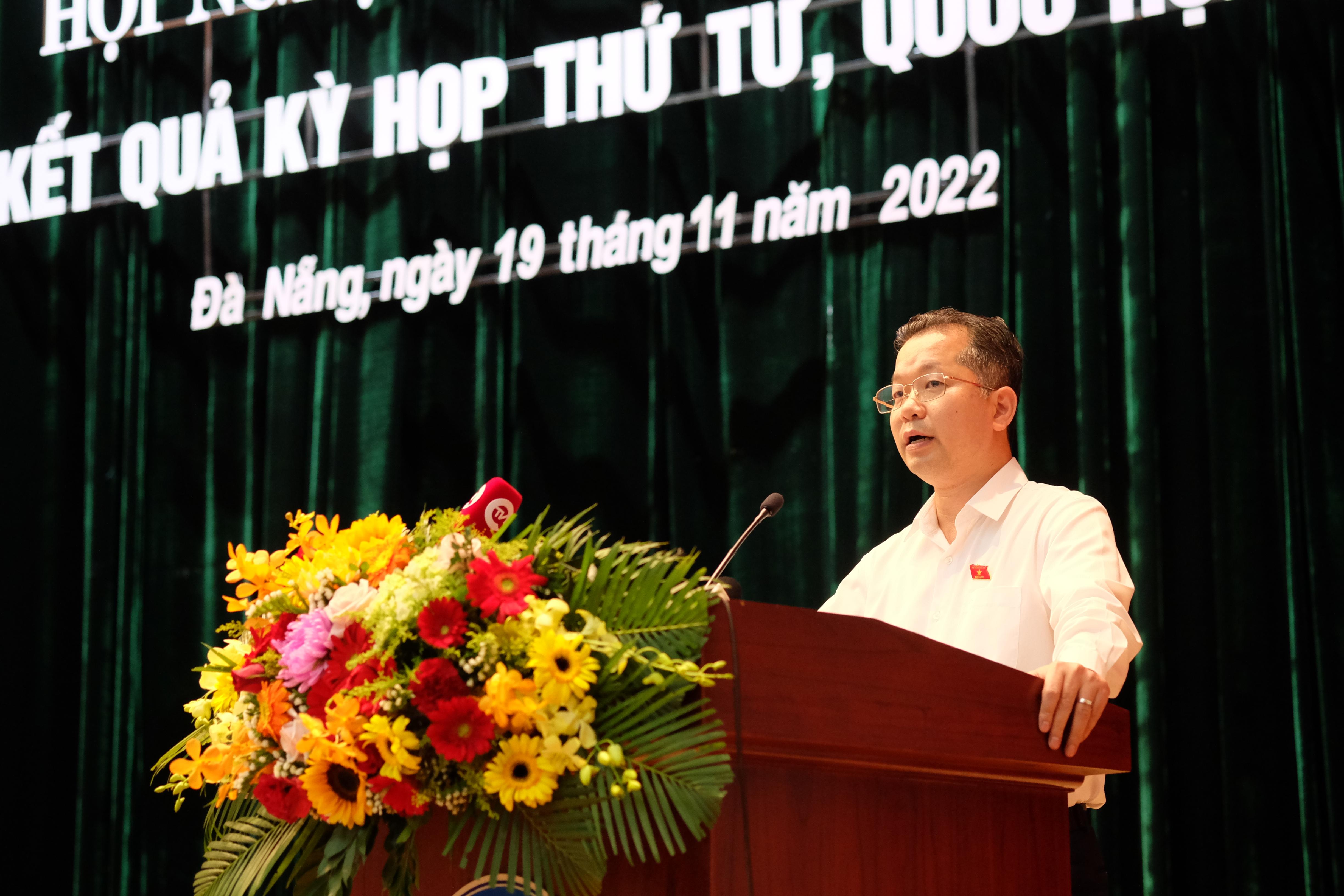 Ông Nguyễn Văn Quảng - Bí thư Thành ủy, Trưởng Đoàn ĐBQH đơn vị TP. Đà Nẵng trả lời ý kiến cử tri.