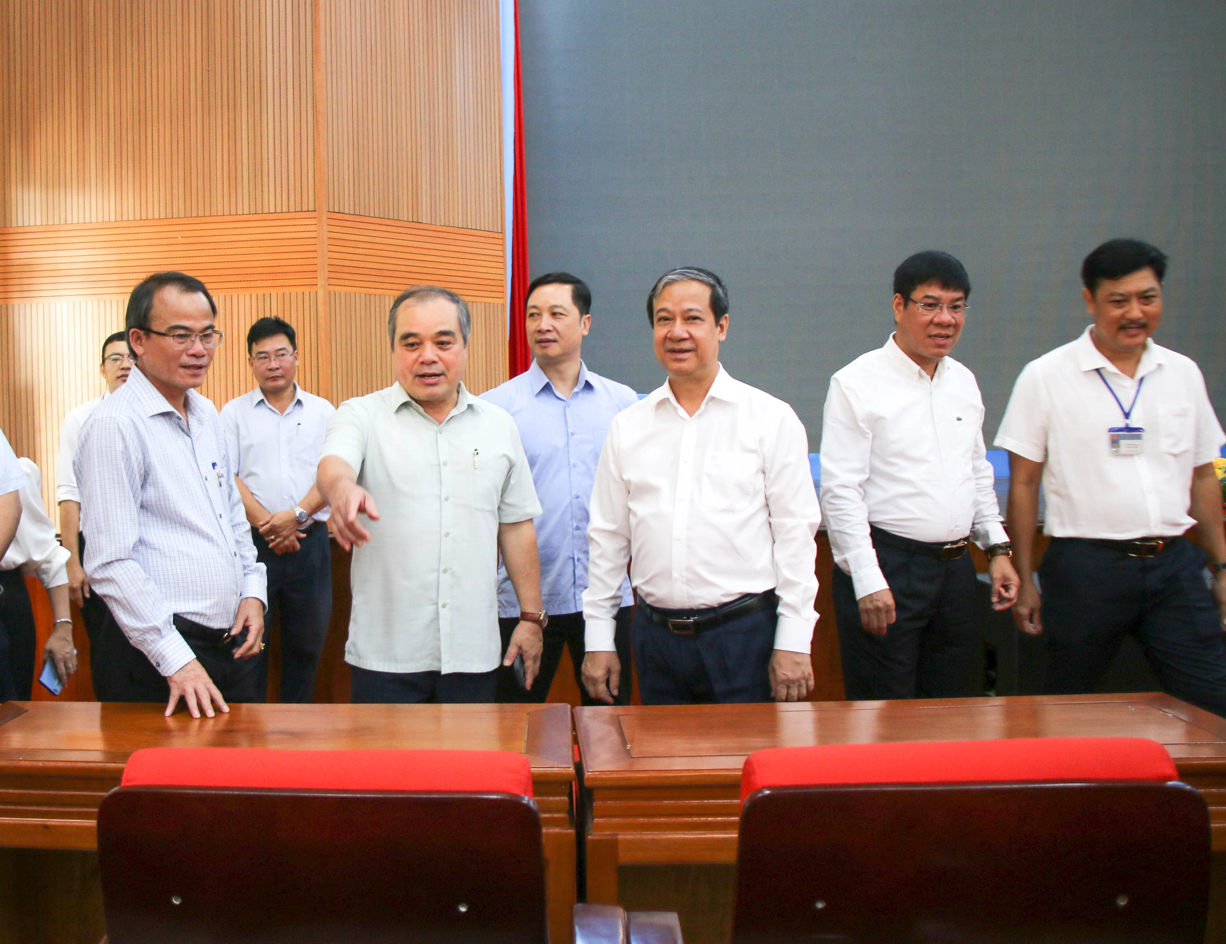 Bộ trưởng Nguyễn Kim Sơn kiểm tra tại phòng họp của Trường THPT Trần Quốc Tuấn.